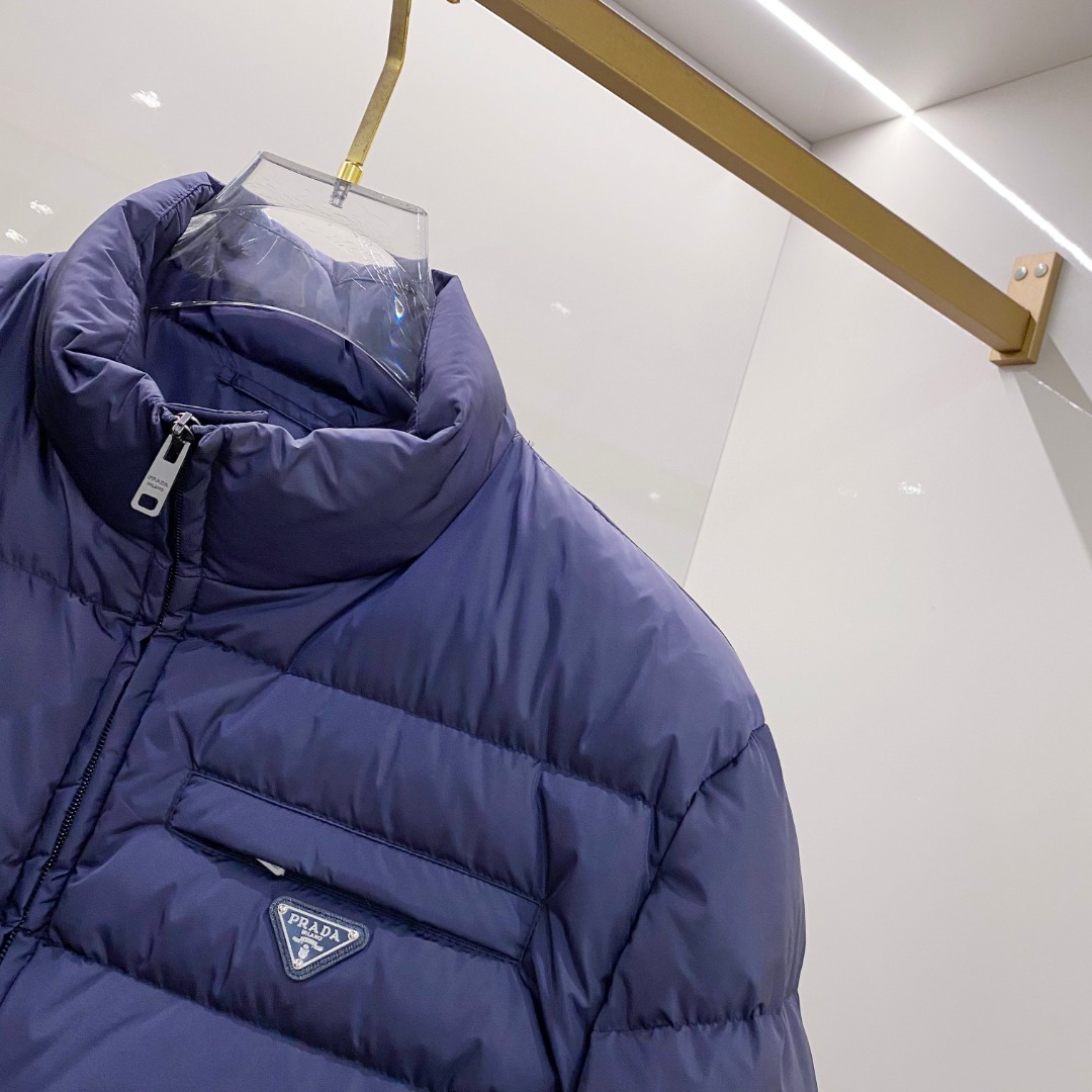 Prada 普拉达2025秋冬专柜同步新品发布，最新款羽绒服出货，全部原版购入，今年最新色，无论面料和辅