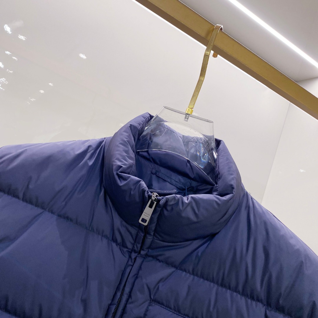 Prada 普拉达2025秋冬专柜同步新品发布，最新款羽绒服出货，全部原版购入，今年最新色，无论面料和辅