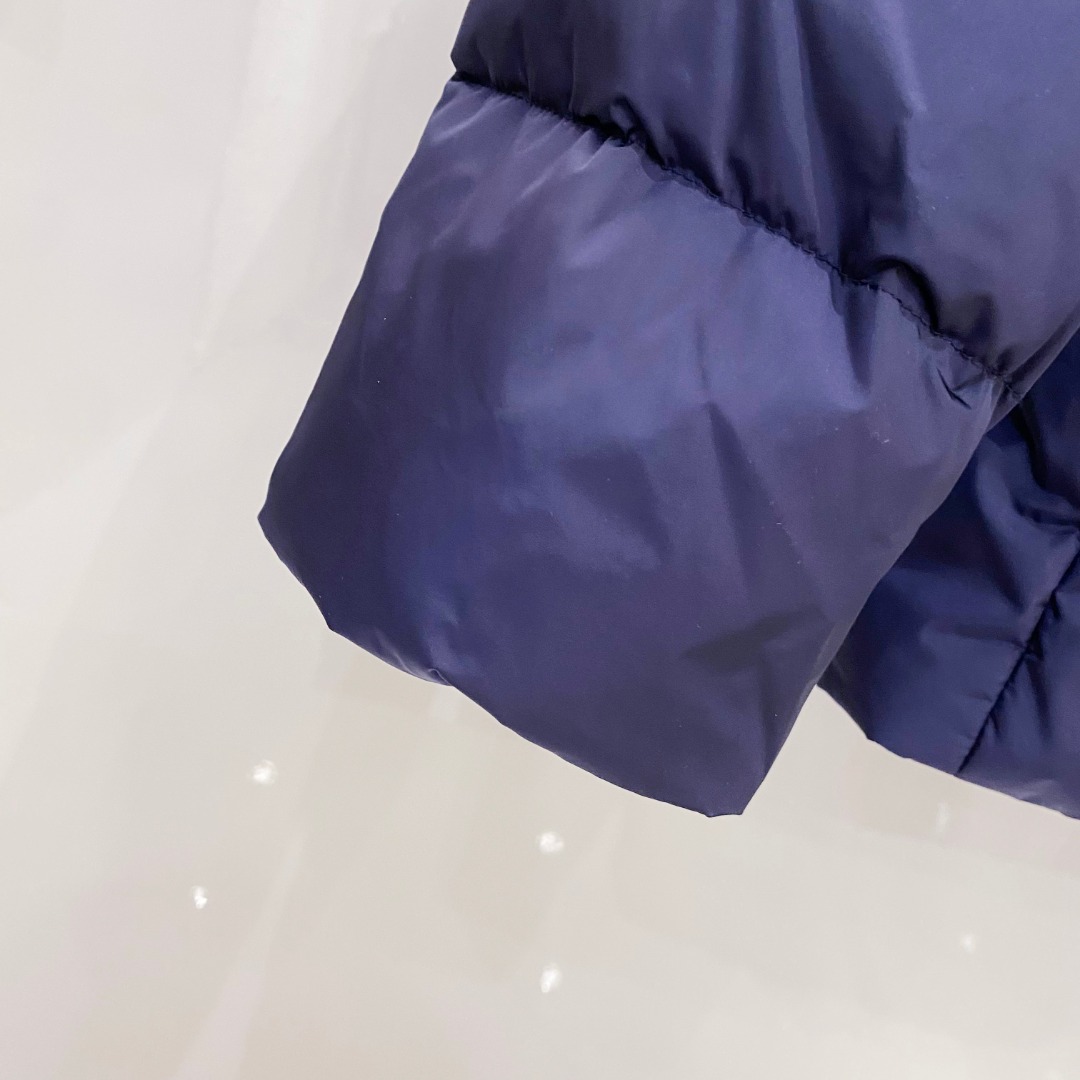 Prada 普拉达2025秋冬专柜同步新品发布，最新款羽绒服出货，全部原版购入，今年最新色，无论面料和辅