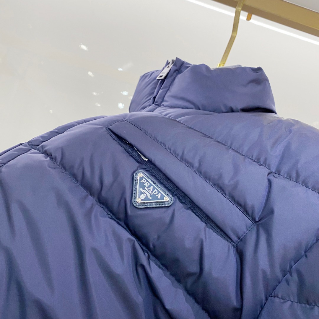 Prada 普拉达2025秋冬专柜同步新品发布，最新款羽绒服出货，全部原版购入，今年最新色，无论面料和辅