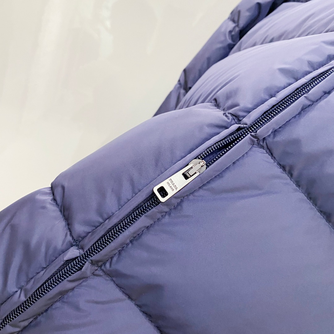 Prada 普拉达2025秋冬专柜同步新品发布，最新款羽绒服出货，全部原版购入，今年最新色，无论面料和辅