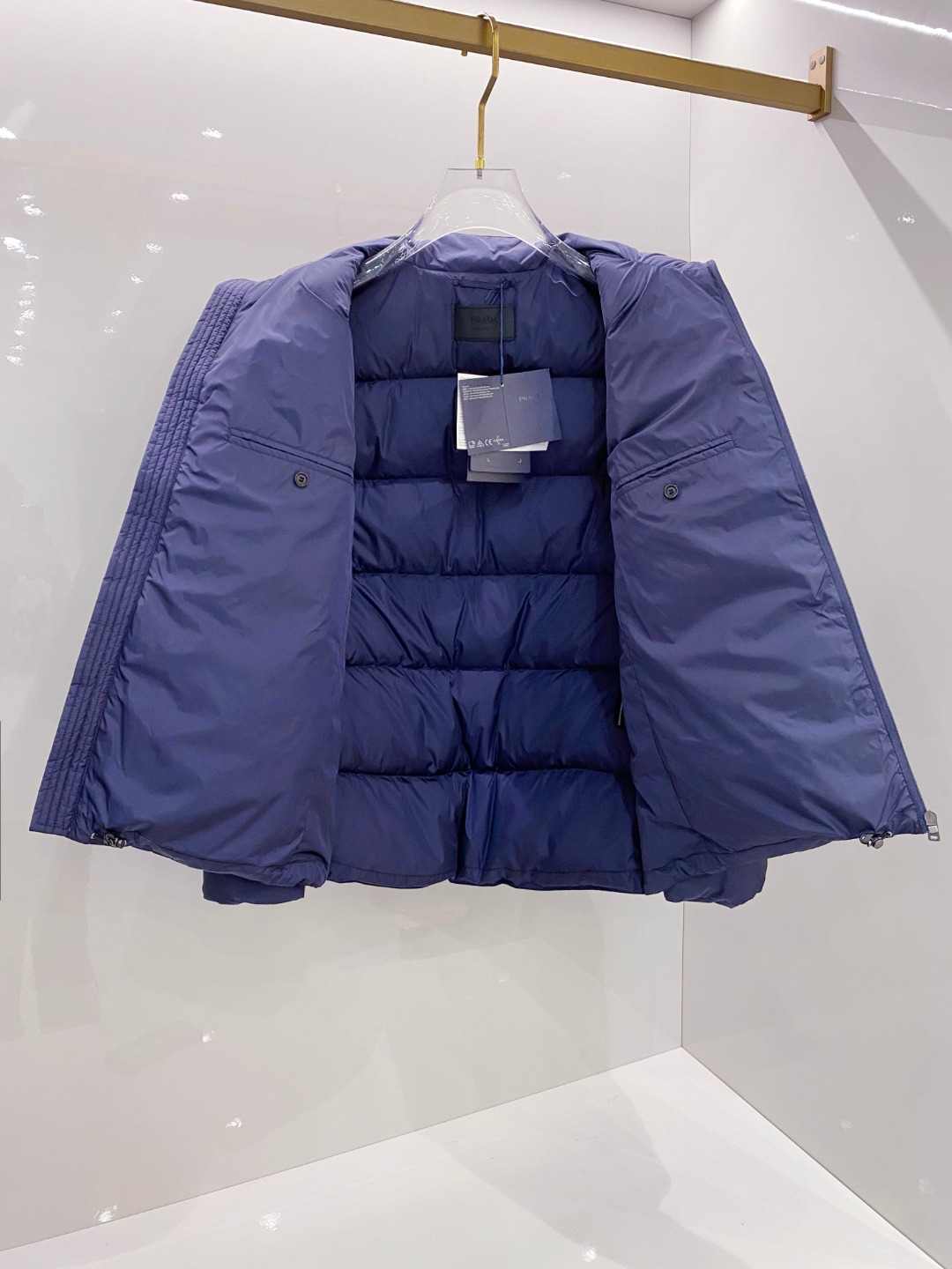 Prada 普拉达2025秋冬专柜同步新品发布，最新款羽绒服出货，全部原版购入，今年最新色，无论面料和辅