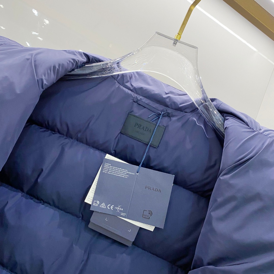 Prada 普拉达2025秋冬专柜同步新品发布，最新款羽绒服出货，全部原版购入，今年最新色，无论面料和辅