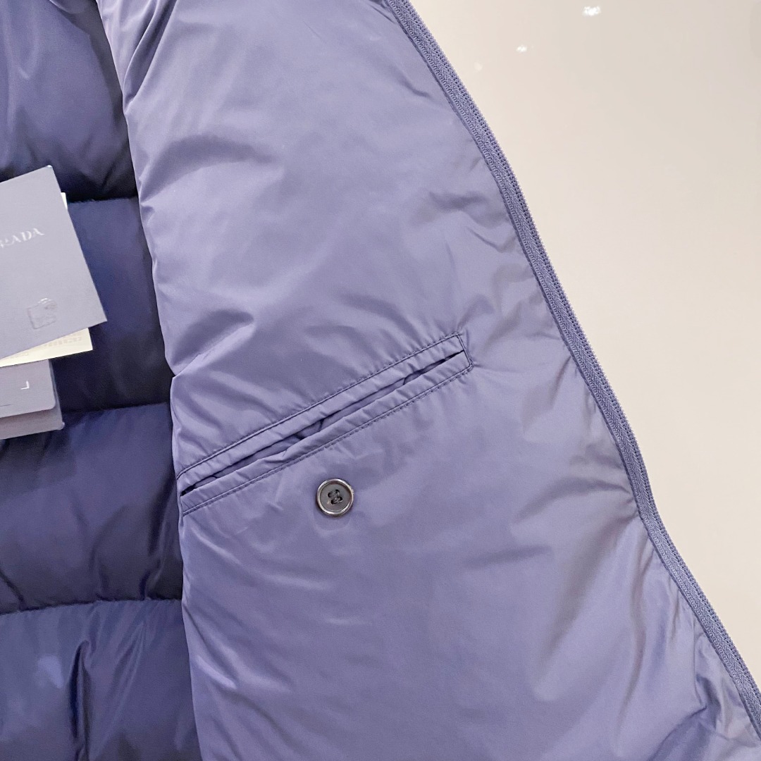 Prada 普拉达2025秋冬专柜同步新品发布，最新款羽绒服出货，全部原版购入，今年最新色，无论面料和辅