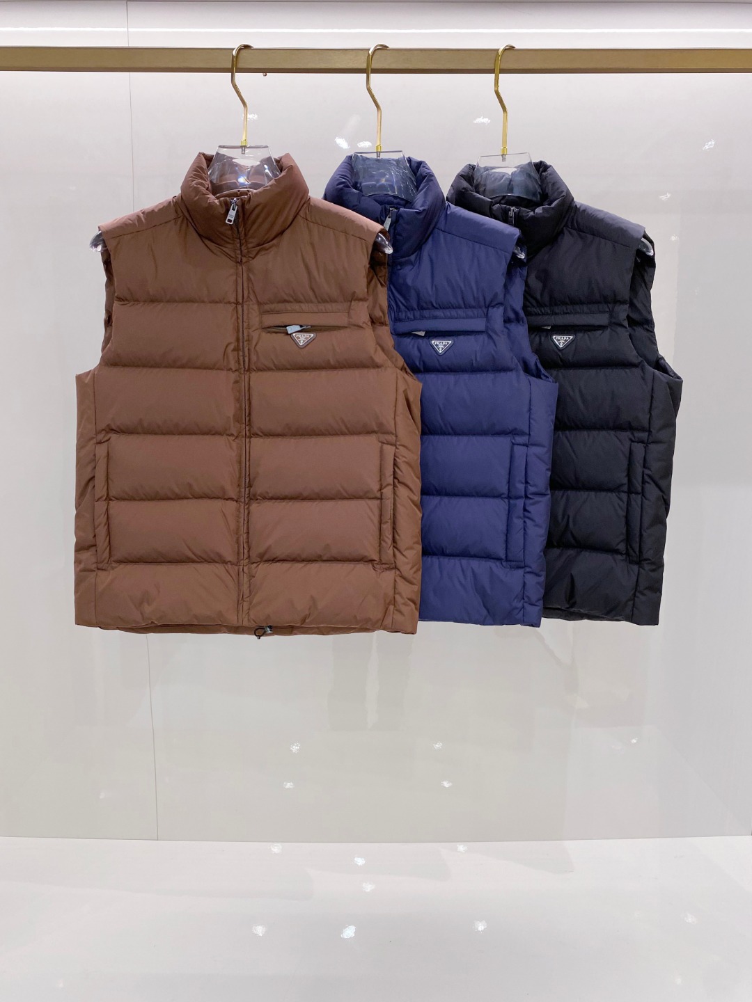 Prada 普拉达2025秋冬专柜同步新品发布，最新款羽绒马甲出货，全部原版购入，今年最新色，无论面料和