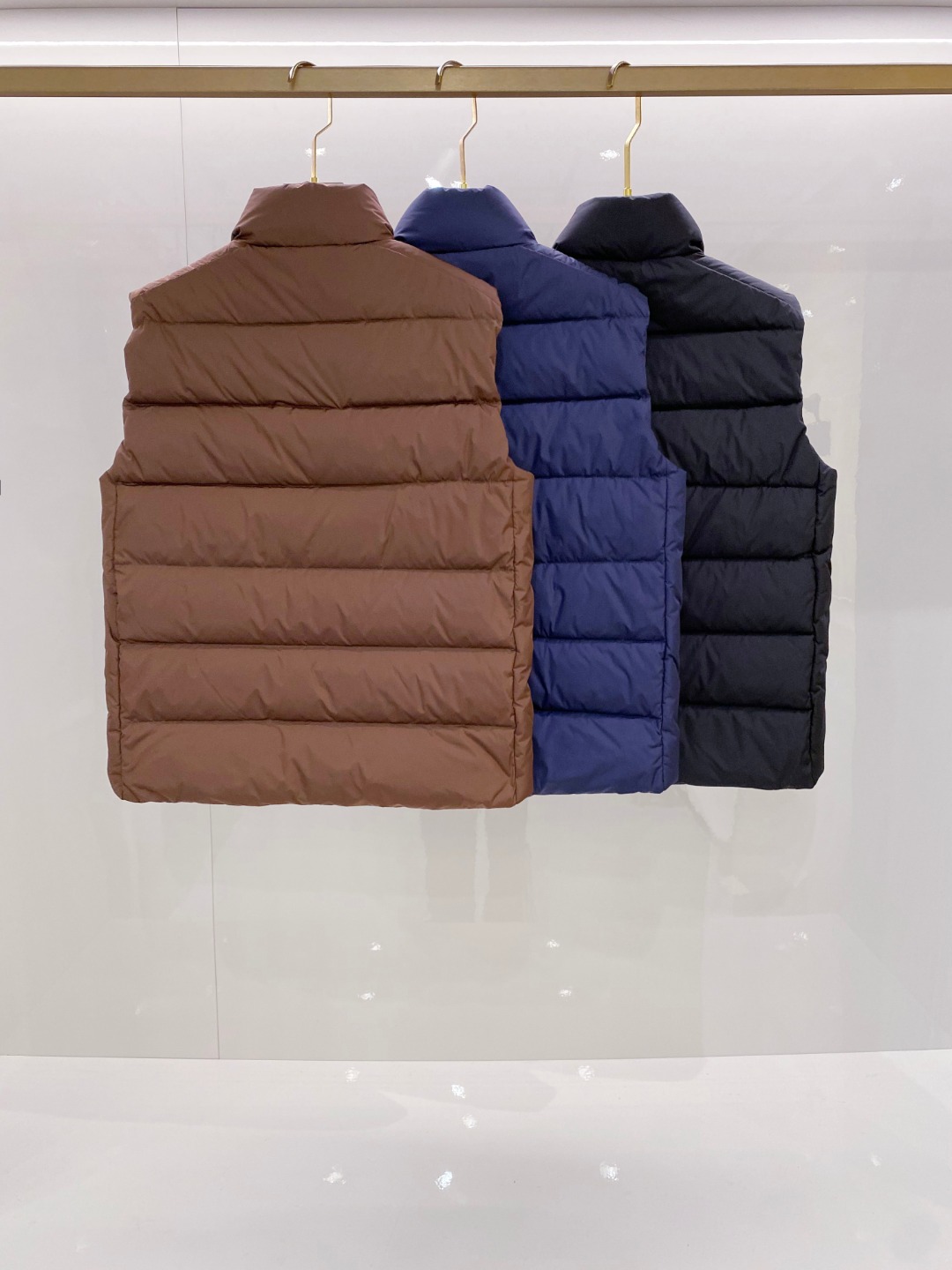 Prada 普拉达2025秋冬专柜同步新品发布，最新款羽绒马甲出货，全部原版购入，今年最新色，无论面料和