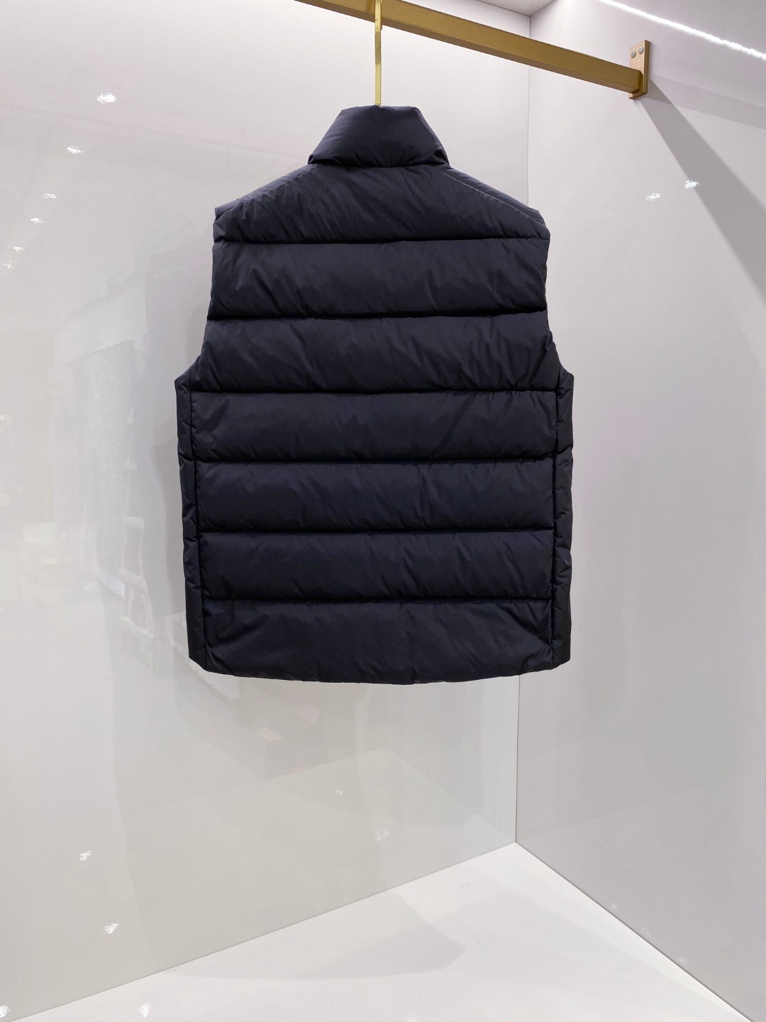 Prada 普拉达2025秋冬专柜同步新品发布，最新款羽绒马甲出货，全部原版购入，今年最新色，无论面料和