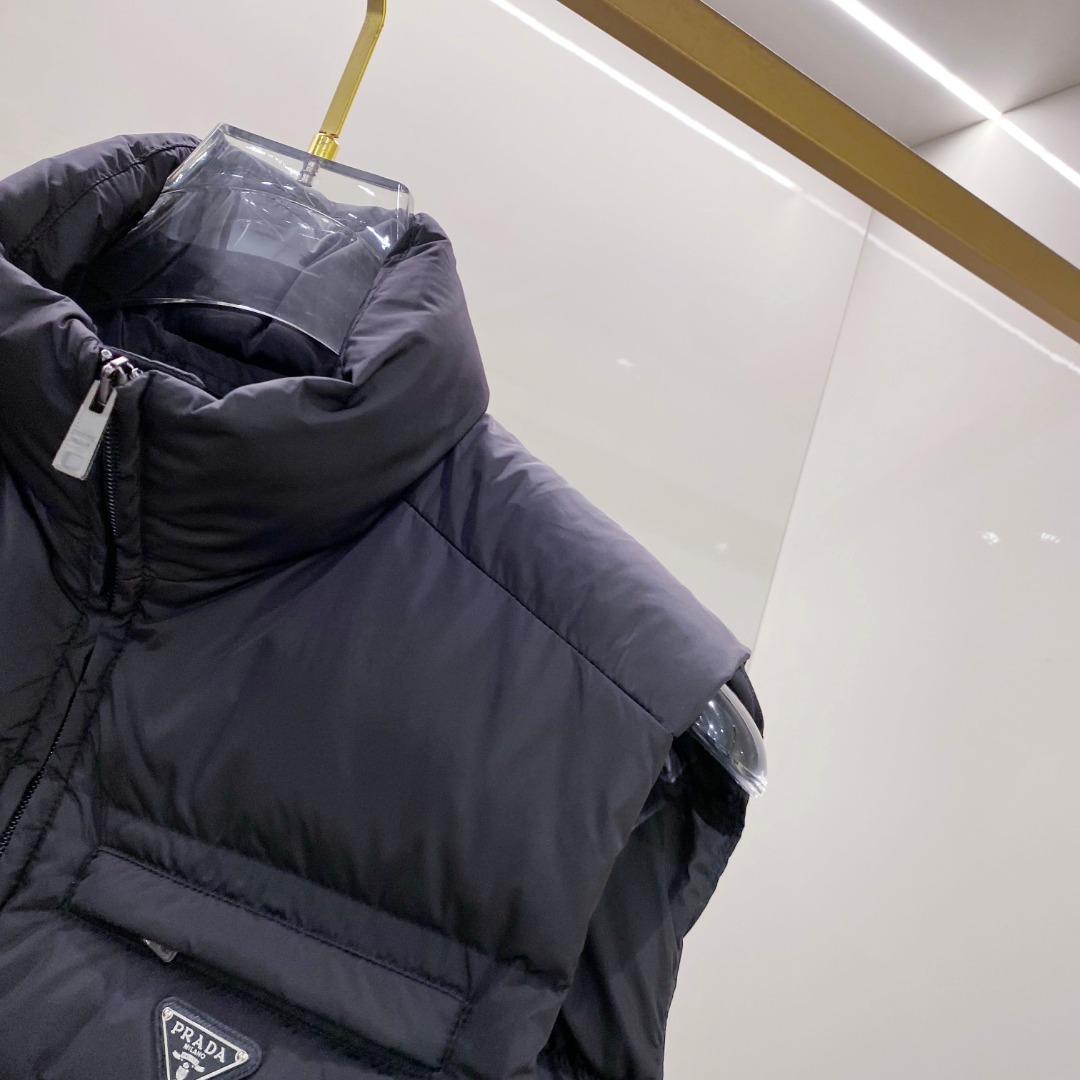 Prada 普拉达2025秋冬专柜同步新品发布，最新款羽绒马甲出货，全部原版购入，今年最新色，无论面料和