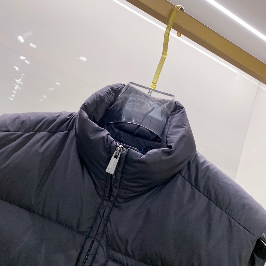 Prada 普拉达2025秋冬专柜同步新品发布，最新款羽绒马甲出货，全部原版购入，今年最新色，无论面料和