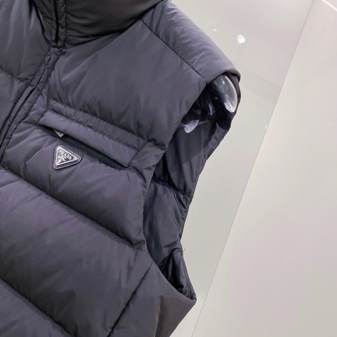 Prada 普拉达2025秋冬专柜同步新品发布，最新款羽绒马甲出货，全部原版购入，今年最新色，无论面料和