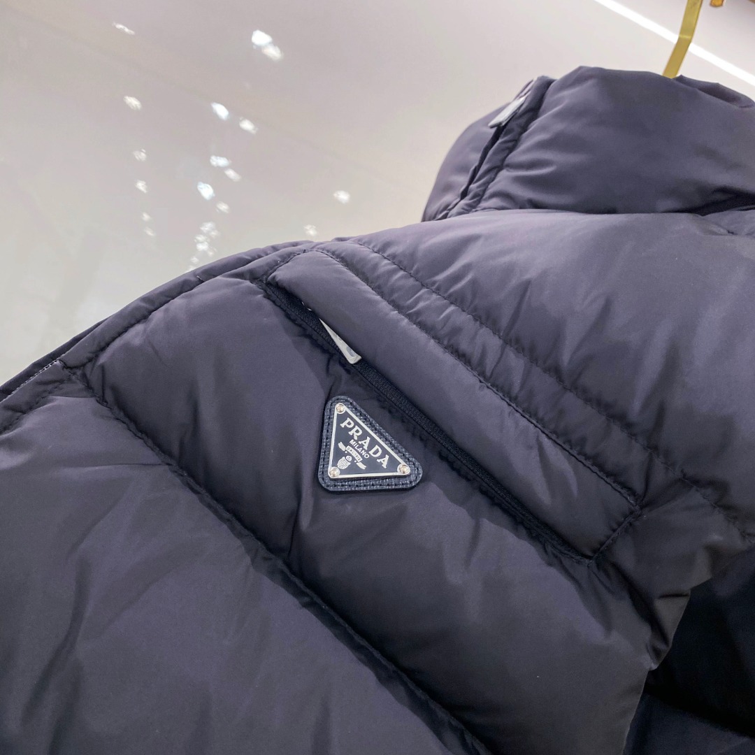Prada 普拉达2025秋冬专柜同步新品发布，最新款羽绒马甲出货，全部原版购入，今年最新色，无论面料和
