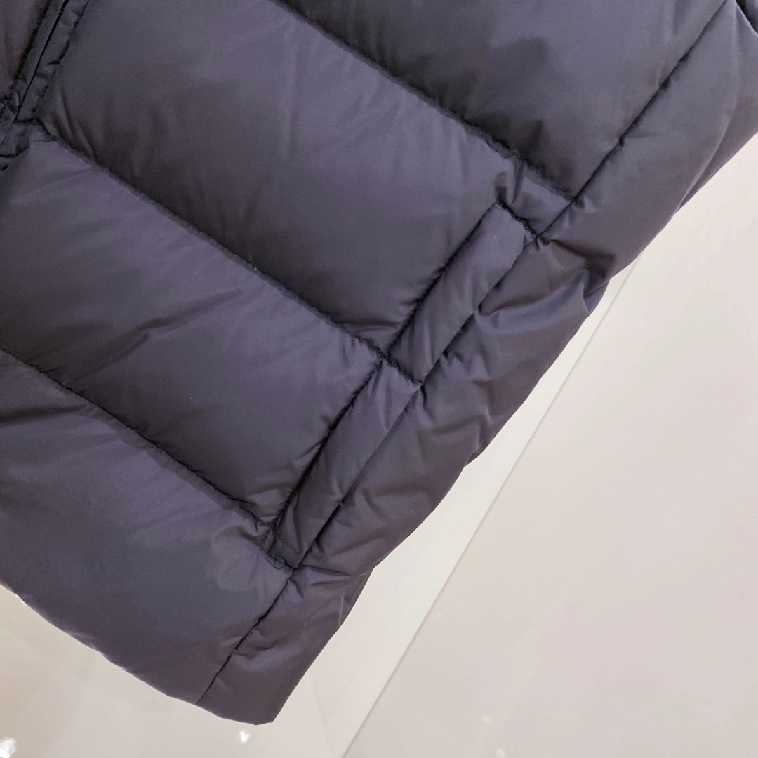 Prada 普拉达2025秋冬专柜同步新品发布，最新款羽绒马甲出货，全部原版购入，今年最新色，无论面料和