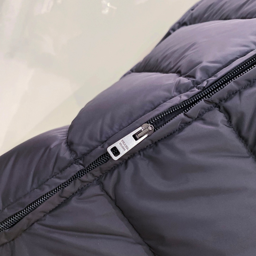 Prada 普拉达2025秋冬专柜同步新品发布，最新款羽绒马甲出货，全部原版购入，今年最新色，无论面料和