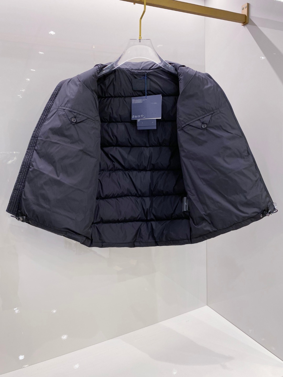 Prada 普拉达2025秋冬专柜同步新品发布，最新款羽绒马甲出货，全部原版购入，今年最新色，无论面料和