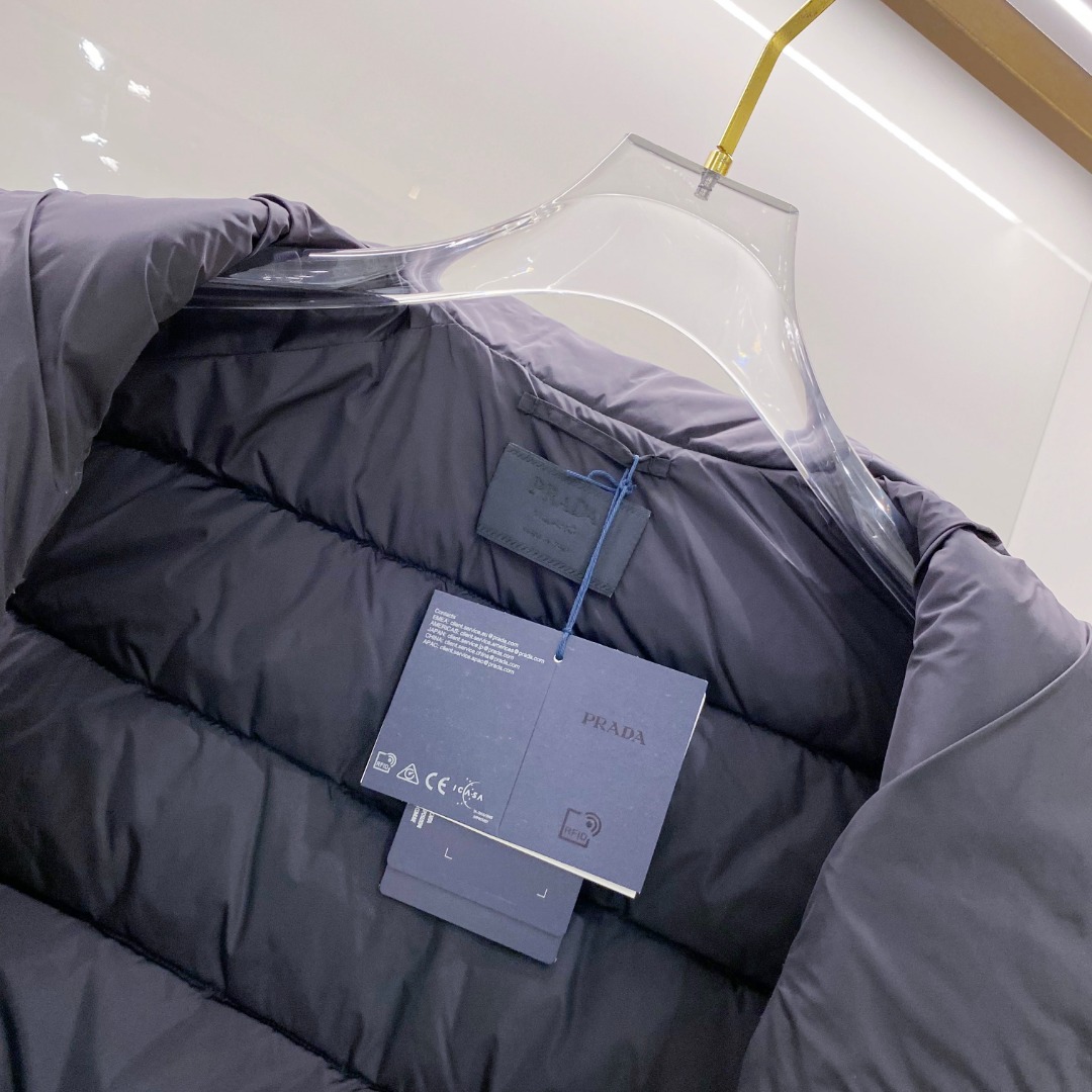 Prada 普拉达2025秋冬专柜同步新品发布，最新款羽绒马甲出货，全部原版购入，今年最新色，无论面料和