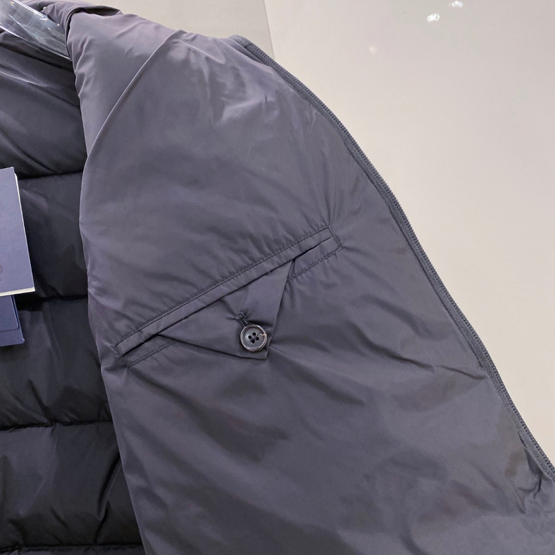 Prada 普拉达2025秋冬专柜同步新品发布，最新款羽绒马甲出货，全部原版购入，今年最新色，无论面料和