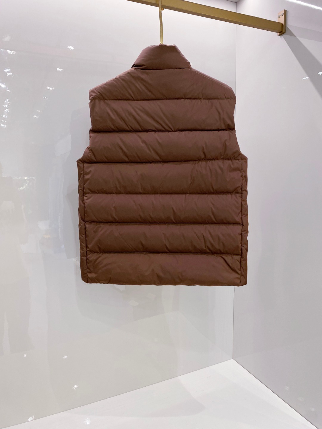 Prada 普拉达2025秋冬专柜同步新品发布，最新款羽绒马甲出货，全部原版购入，今年最新色，无论面料和