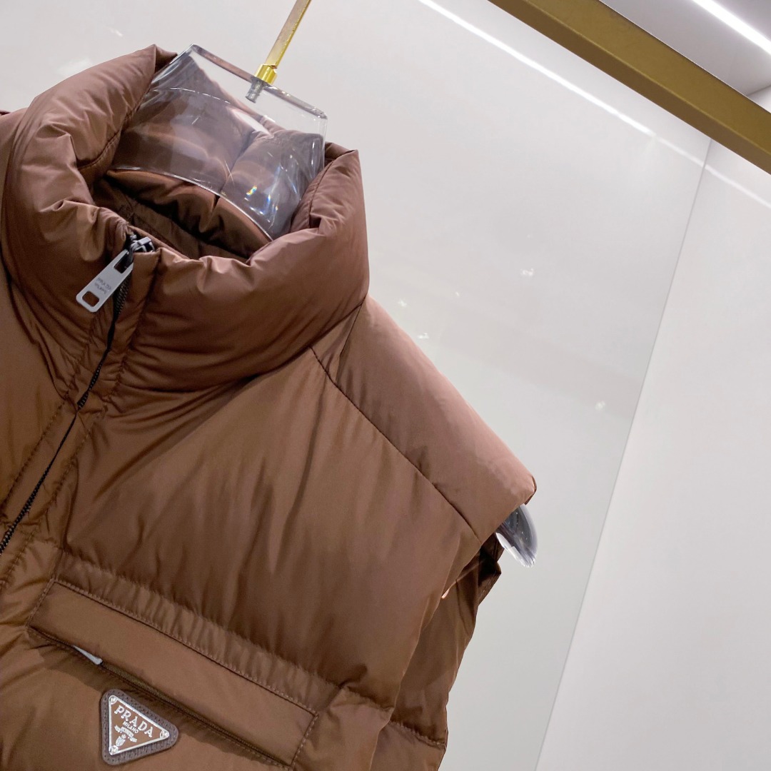 Prada 普拉达2025秋冬专柜同步新品发布，最新款羽绒马甲出货，全部原版购入，今年最新色，无论面料和