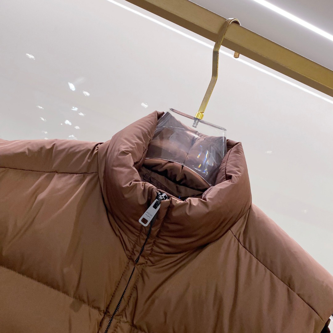 Prada 普拉达2025秋冬专柜同步新品发布，最新款羽绒马甲出货，全部原版购入，今年最新色，无论面料和