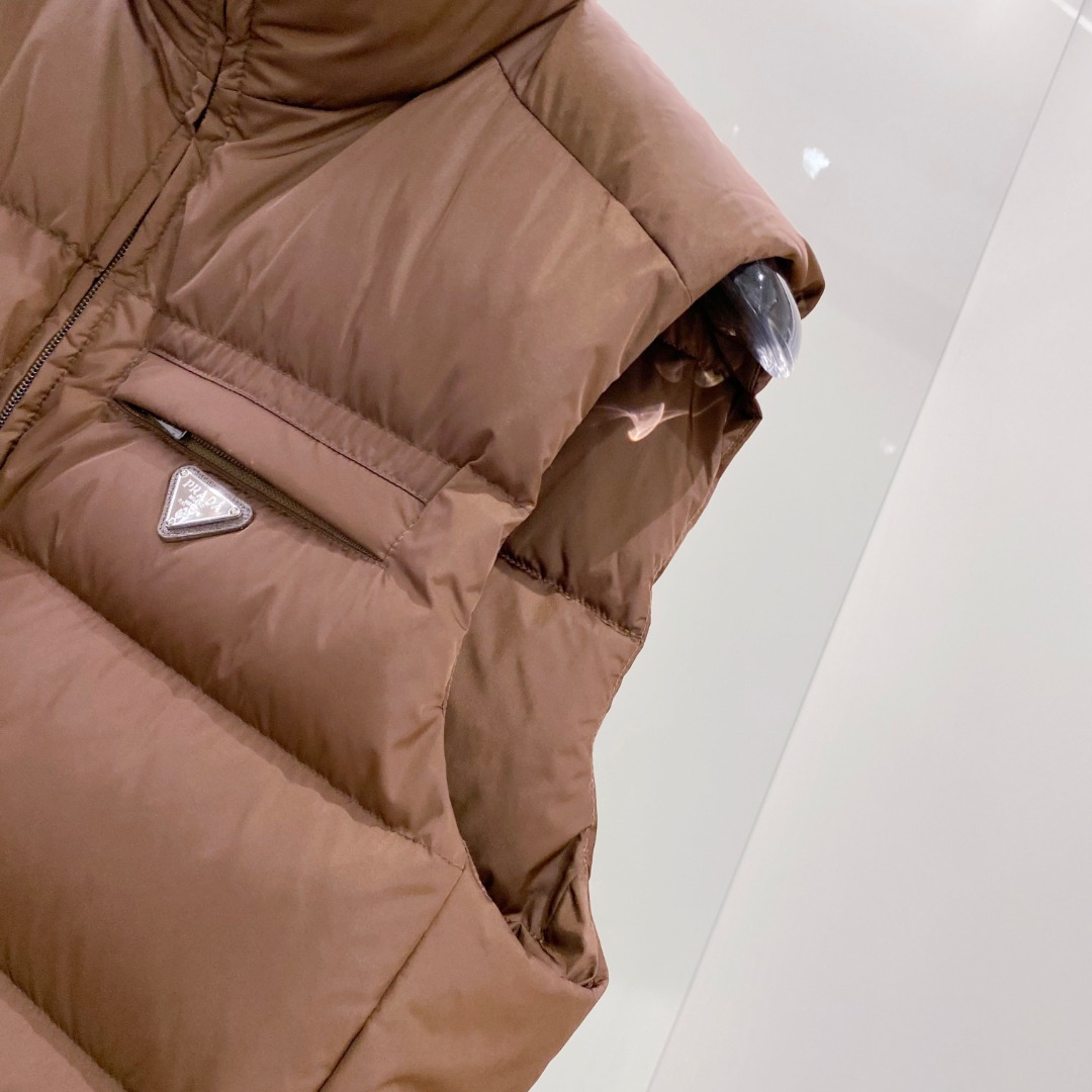 Prada 普拉达2025秋冬专柜同步新品发布，最新款羽绒马甲出货，全部原版购入，今年最新色，无论面料和