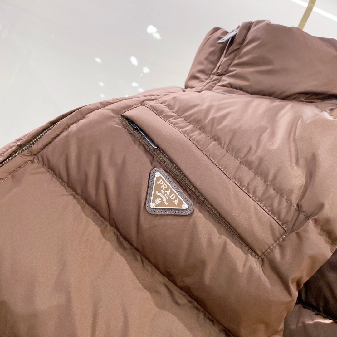 Prada 普拉达2025秋冬专柜同步新品发布，最新款羽绒马甲出货，全部原版购入，今年最新色，无论面料和