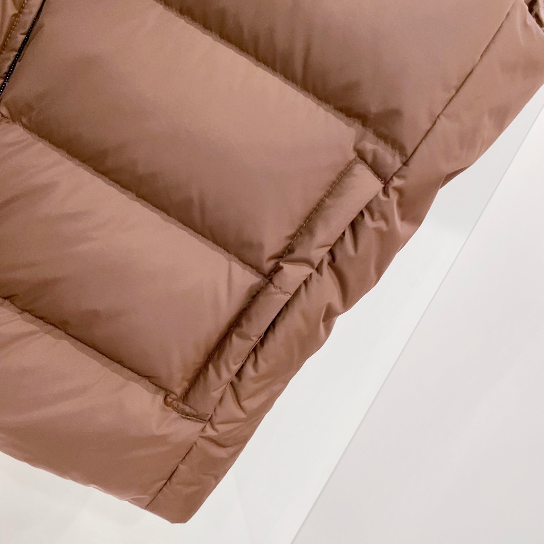 Prada 普拉达2025秋冬专柜同步新品发布，最新款羽绒马甲出货，全部原版购入，今年最新色，无论面料和