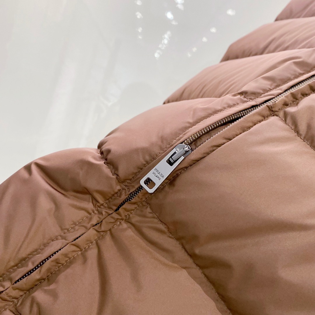 Prada 普拉达2025秋冬专柜同步新品发布，最新款羽绒马甲出货，全部原版购入，今年最新色，无论面料和