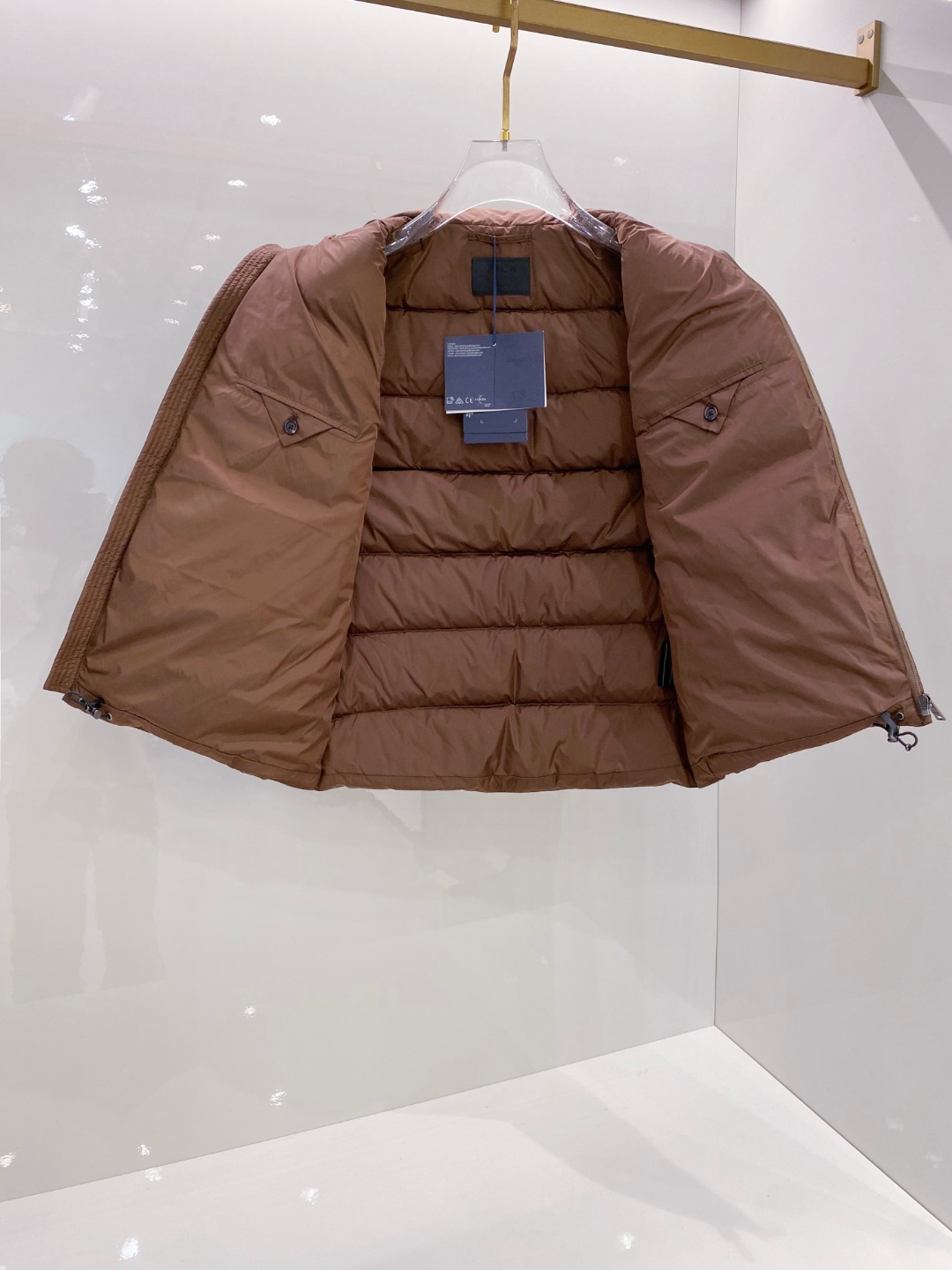 Prada 普拉达2025秋冬专柜同步新品发布，最新款羽绒马甲出货，全部原版购入，今年最新色，无论面料和