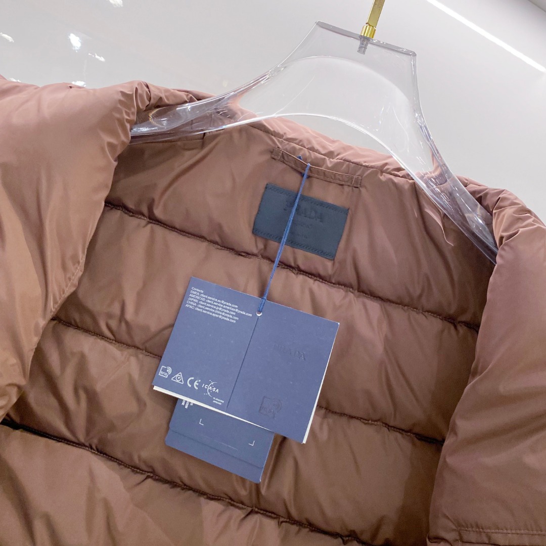 Prada 普拉达2025秋冬专柜同步新品发布，最新款羽绒马甲出货，全部原版购入，今年最新色，无论面料和