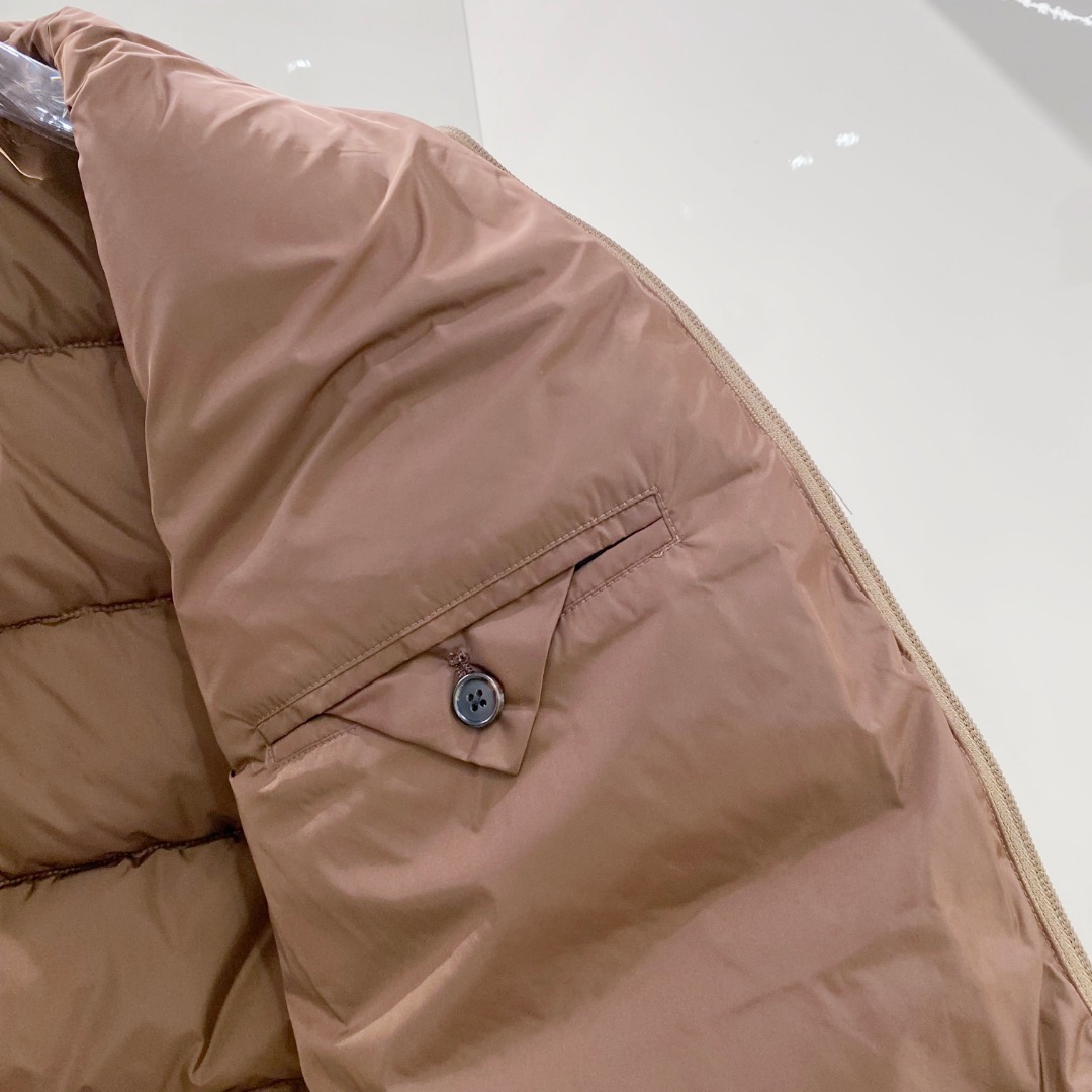 Prada 普拉达2025秋冬专柜同步新品发布，最新款羽绒马甲出货，全部原版购入，今年最新色，无论面料和