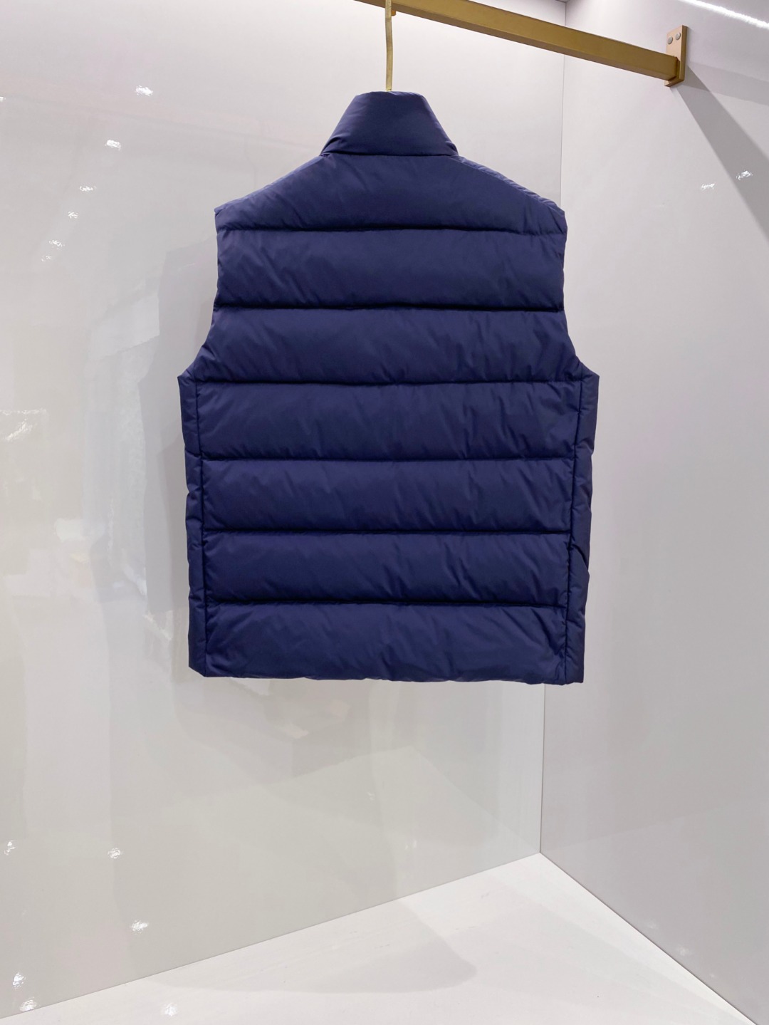 Prada 普拉达2025秋冬专柜同步新品发布，最新款羽绒马甲出货，全部原版购入，今年最新色，无论面料和