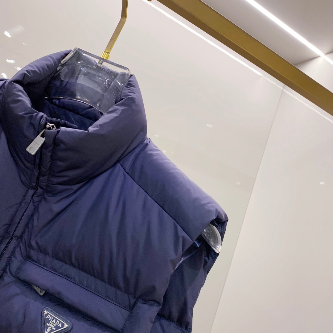 Prada 普拉达2025秋冬专柜同步新品发布，最新款羽绒马甲出货，全部原版购入，今年最新色，无论面料和