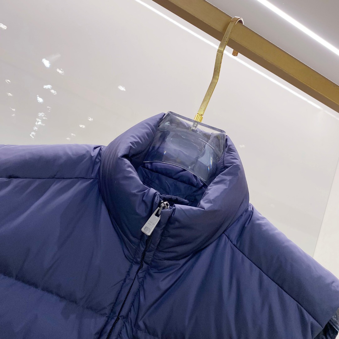 Prada 普拉达2025秋冬专柜同步新品发布，最新款羽绒马甲出货，全部原版购入，今年最新色，无论面料和