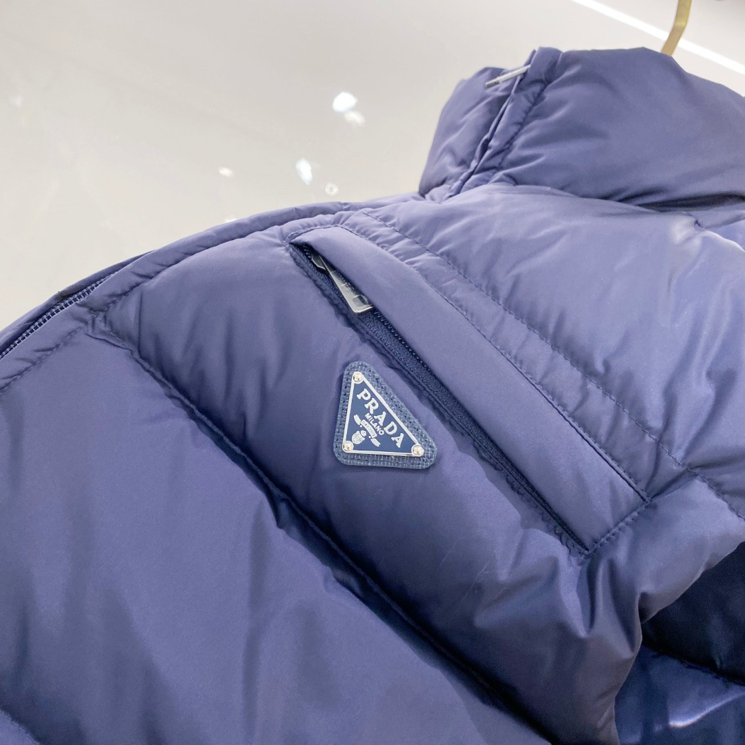 Prada 普拉达2025秋冬专柜同步新品发布，最新款羽绒马甲出货，全部原版购入，今年最新色，无论面料和