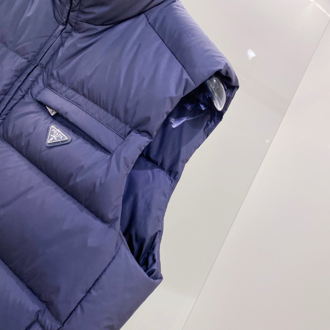 Prada 普拉达2025秋冬专柜同步新品发布，最新款羽绒马甲出货，全部原版购入，今年最新色，无论面料和
