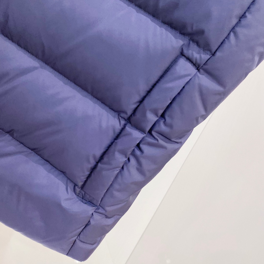 Prada 普拉达2025秋冬专柜同步新品发布，最新款羽绒马甲出货，全部原版购入，今年最新色，无论面料和