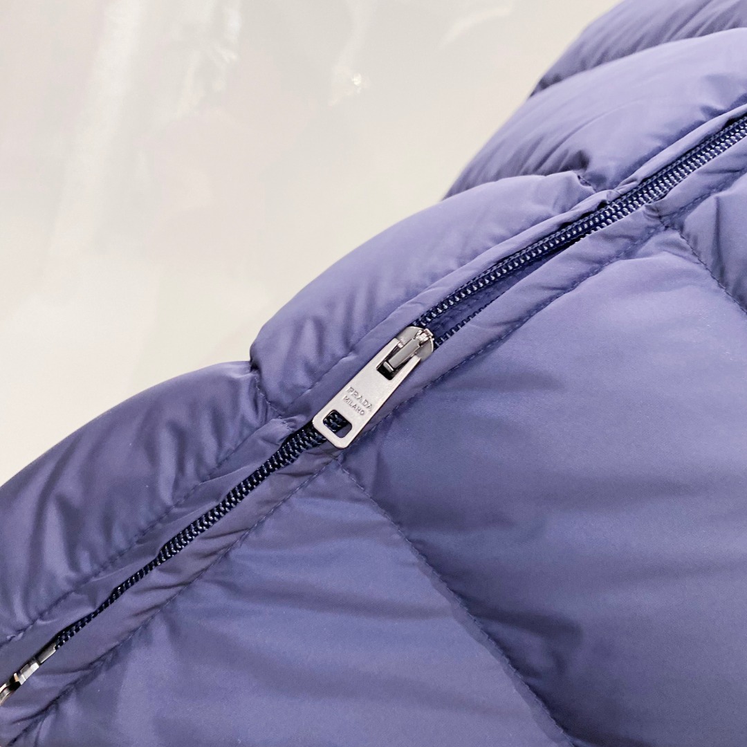 Prada 普拉达2025秋冬专柜同步新品发布，最新款羽绒马甲出货，全部原版购入，今年最新色，无论面料和