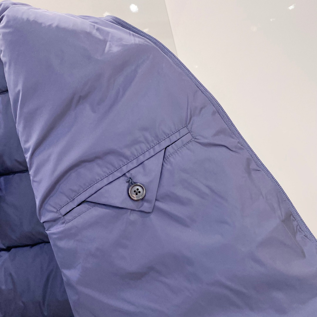 Prada 普拉达2025秋冬专柜同步新品发布，最新款羽绒马甲出货，全部原版购入，今年最新色，无论面料和