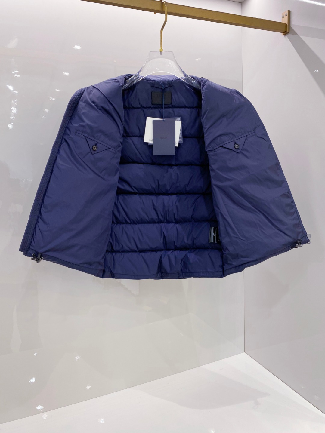 Prada 普拉达2025秋冬专柜同步新品发布，最新款羽绒马甲出货，全部原版购入，今年最新色，无论面料和