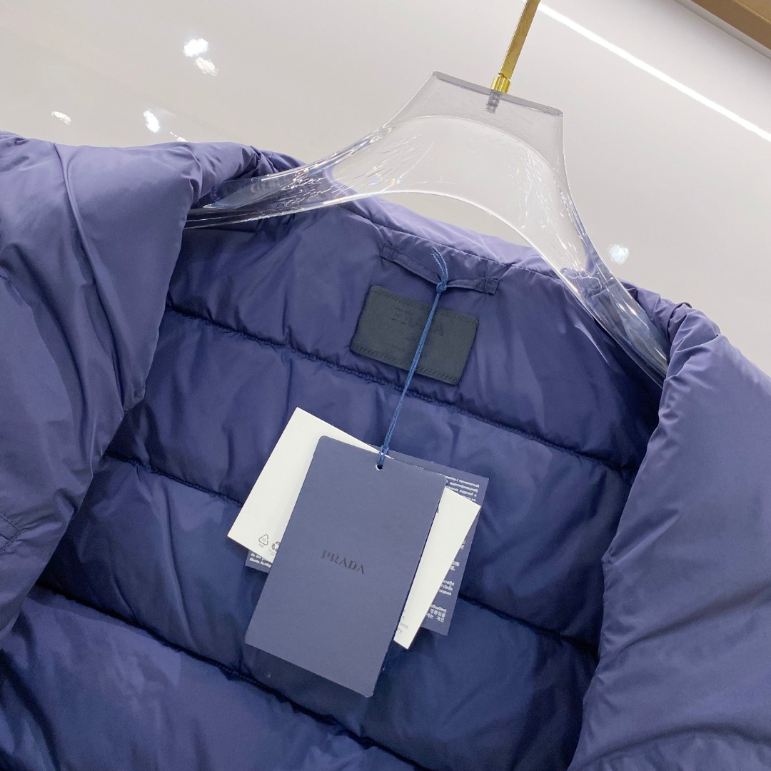 Prada 普拉达2025秋冬专柜同步新品发布，最新款羽绒马甲出货，全部原版购入，今年最新色，无论面料和