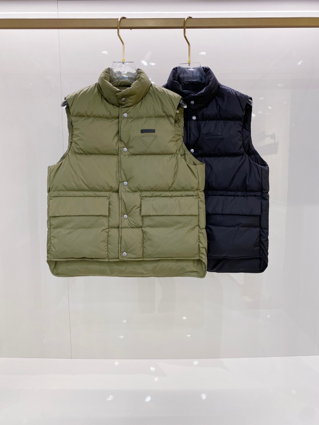 Prada 普拉达2025秋冬专柜同步新品发布，最新工装羽绒马甲出货，原版购入，无论面料及辅料，全部做到