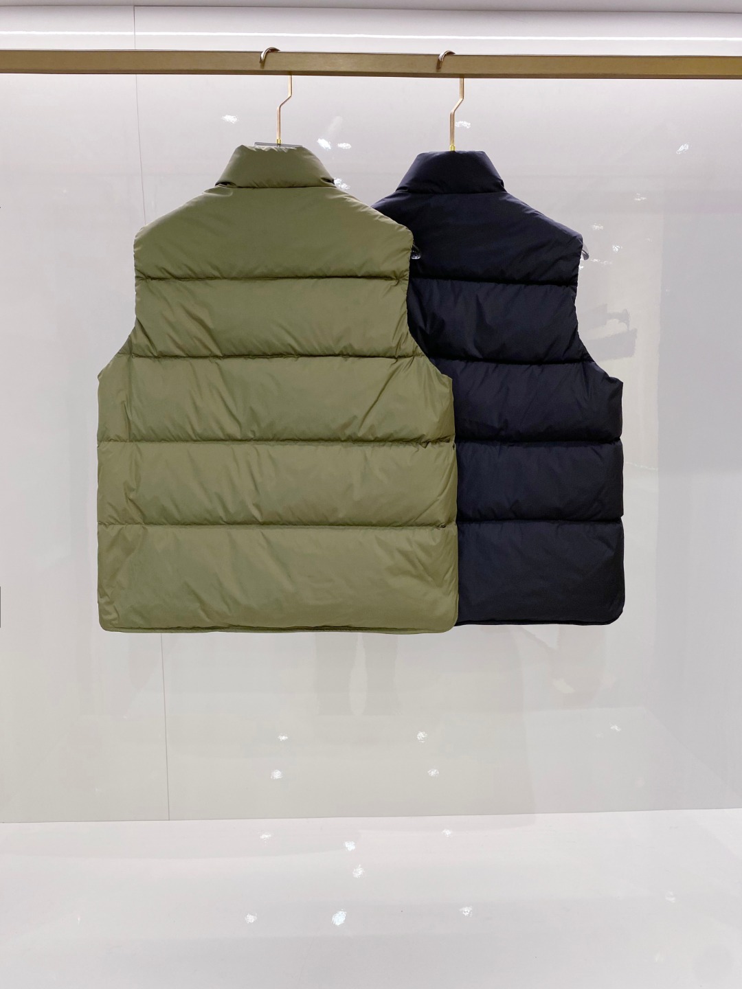 Prada 普拉达2025秋冬专柜同步新品发布，最新工装羽绒马甲出货，原版购入，无论面料及辅料，全部做到