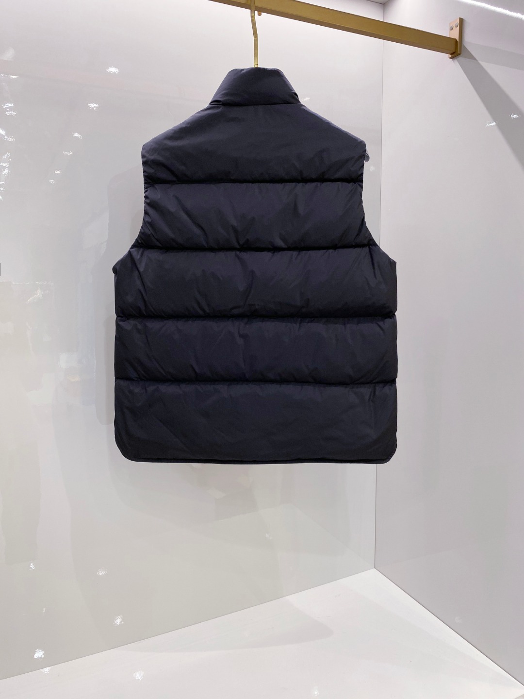 Prada 普拉达2025秋冬专柜同步新品发布，最新工装羽绒马甲出货，原版购入，无论面料及辅料，全部做到