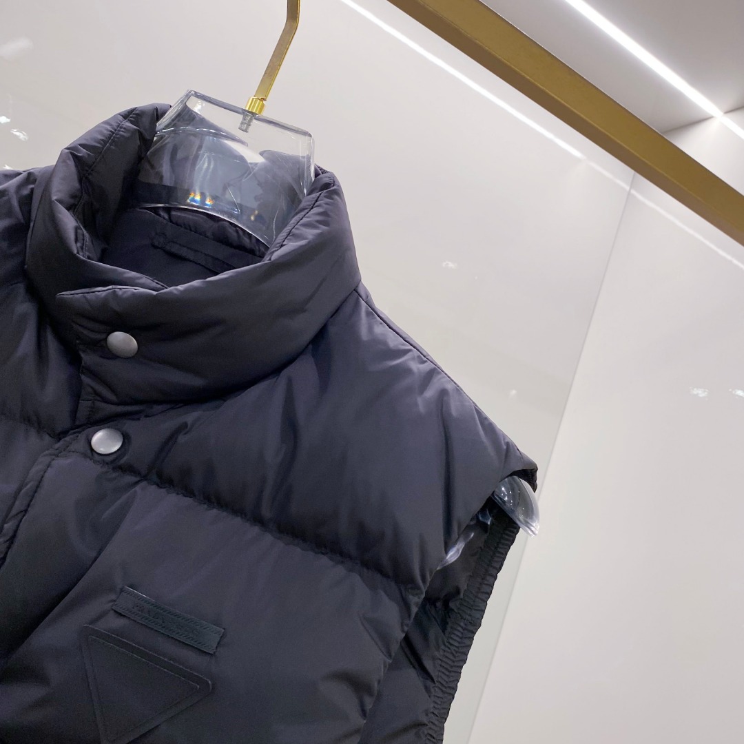 Prada 普拉达2025秋冬专柜同步新品发布，最新工装羽绒马甲出货，原版购入，无论面料及辅料，全部做到