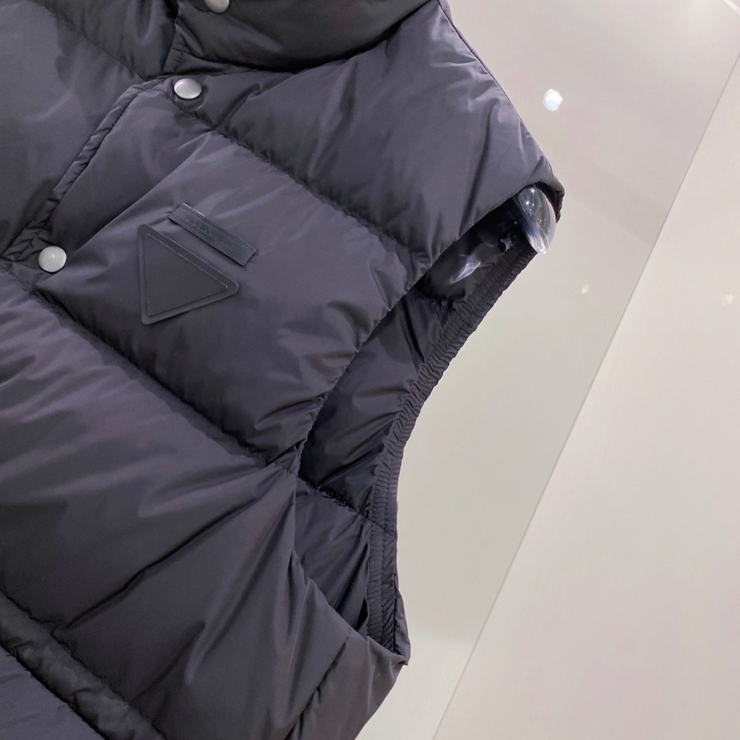 Prada 普拉达2025秋冬专柜同步新品发布，最新工装羽绒马甲出货，原版购入，无论面料及辅料，全部做到