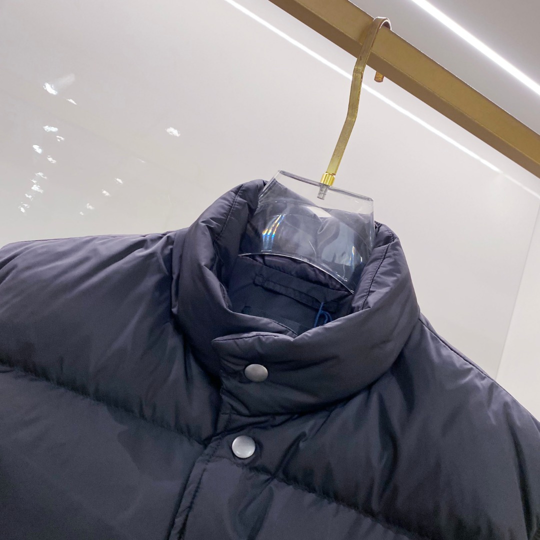 Prada 普拉达2025秋冬专柜同步新品发布，最新工装羽绒马甲出货，原版购入，无论面料及辅料，全部做到