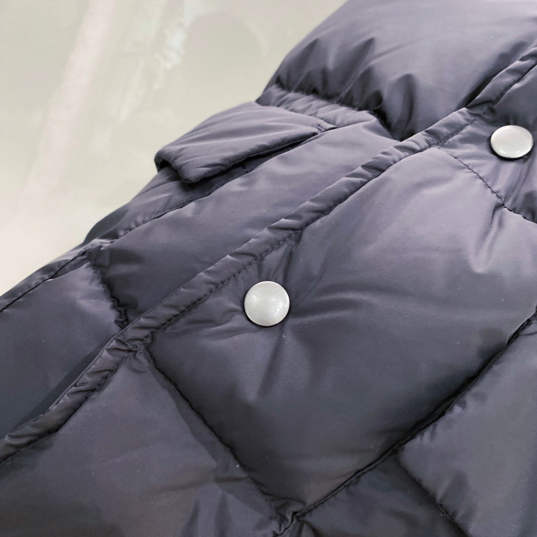 Prada 普拉达2025秋冬专柜同步新品发布，最新工装羽绒马甲出货，原版购入，无论面料及辅料，全部做到