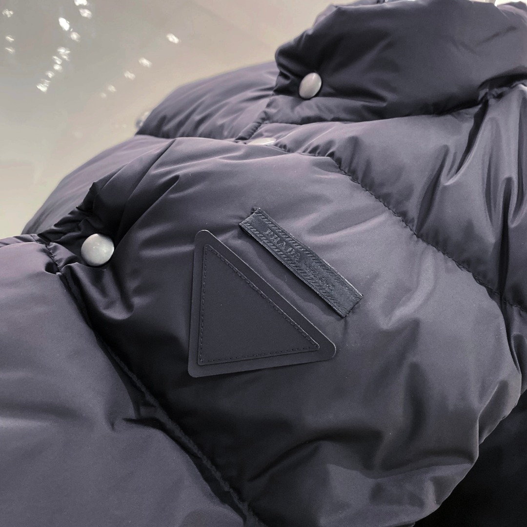 Prada 普拉达2025秋冬专柜同步新品发布，最新工装羽绒马甲出货，原版购入，无论面料及辅料，全部做到