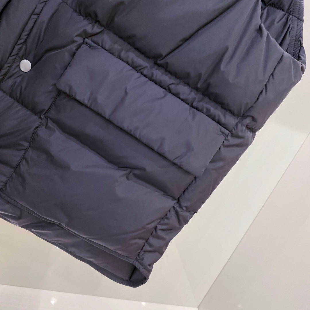 Prada 普拉达2025秋冬专柜同步新品发布，最新工装羽绒马甲出货，原版购入，无论面料及辅料，全部做到