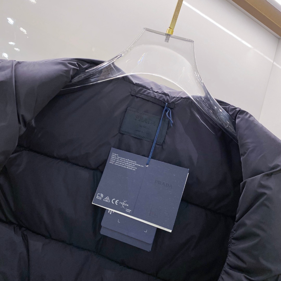 Prada 普拉达2025秋冬专柜同步新品发布，最新工装羽绒马甲出货，原版购入，无论面料及辅料，全部做到